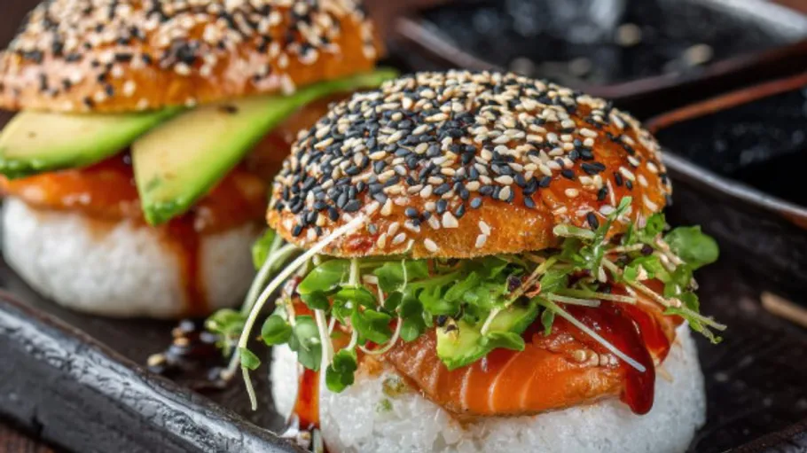 Sushi-Burger mit Lachs und grünem Belag.