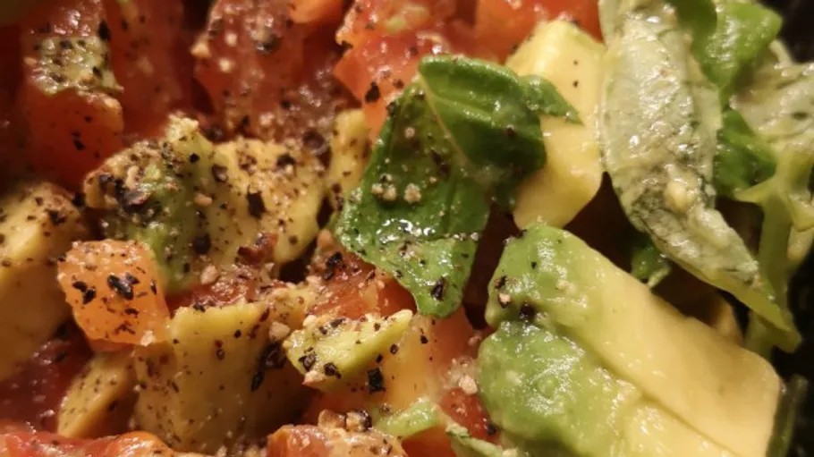 Tomato and avocado salad with pepper seasoning.