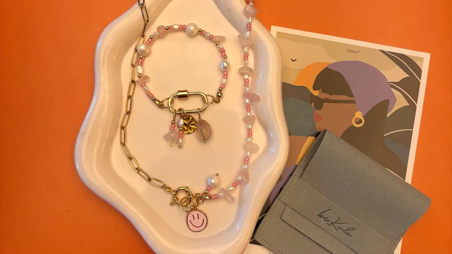 Schmuck auf Schale mit Postkartenhintergrund.