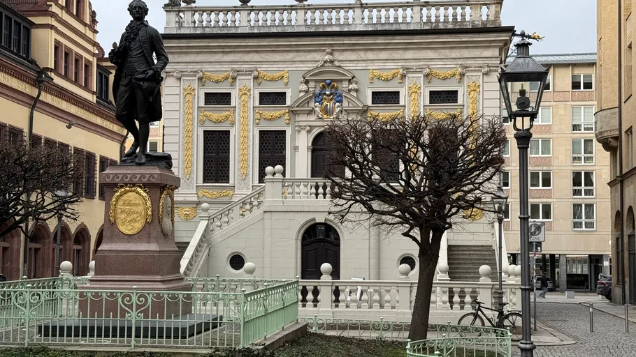 Statue vor verziertem historischem Gebäude.
