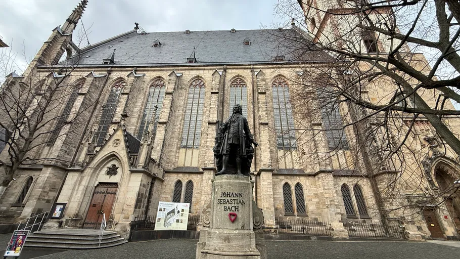 Bach-Statue vor historische Kirche.
