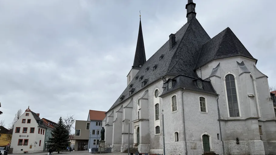 Große Kirche mit Turm auf dem Stadtplatz.