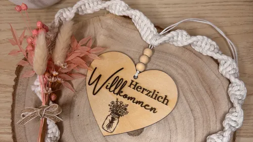 Wooden heart with 'Willkommen' on braided cord.