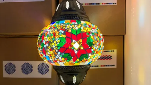 Bunte Mosaiklampe leuchtet hell innen.