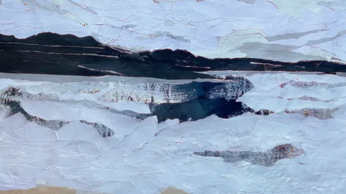 Abstraktes Landschaftsgemälde mit Bergen und Wasser.
