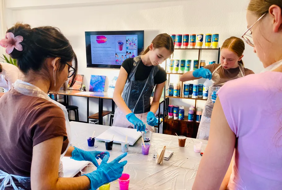 Menschen basteln mit Farbe im Kunststudio.