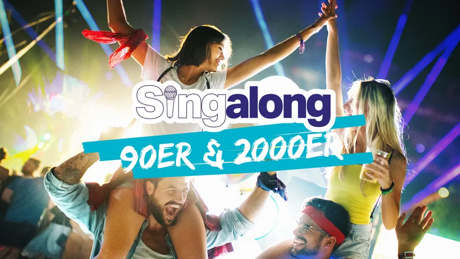 Menschen feiern bei einem lebhaften Open-Air-Konzert.