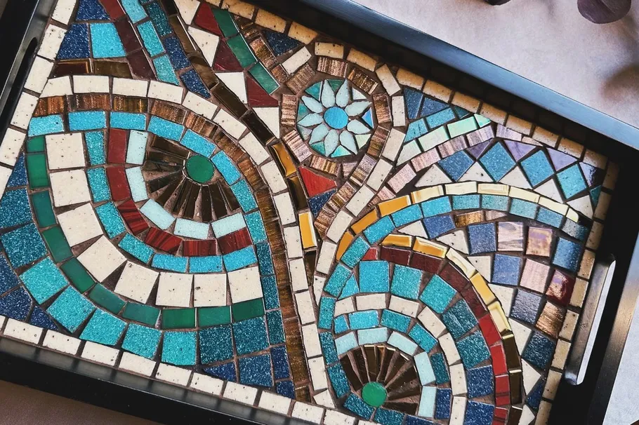 Bunte Mosaikschale mit geometrischen Mustern.