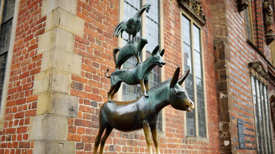 Tierstatue gestapelt vor Backsteingebäude.