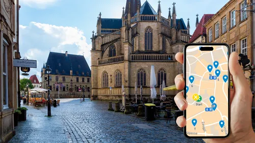 Smartphone mit Karte in historischem Stadtplatz gehalten.
