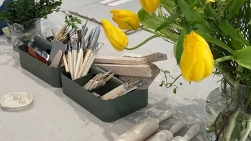 Bastelwerkzeuge und Tulpen auf einem Tisch.