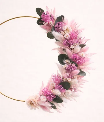 Blumenkranz mit rosa und weißen Blumen.