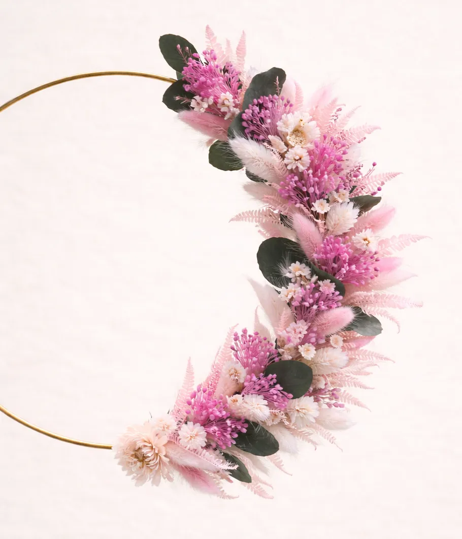 Blumenkranz mit rosa und weißen Blumen.
