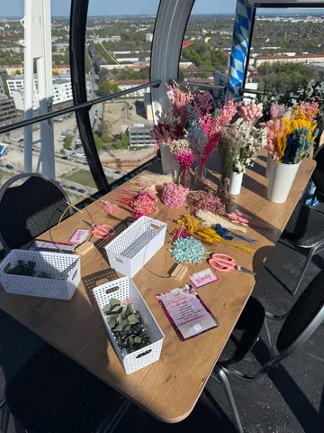 Tisch mit bunten Trockenblumen in einer Riesenradkabine.