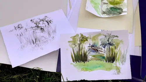 Kunstskizzen von Landschaften auf Papier im Freien.