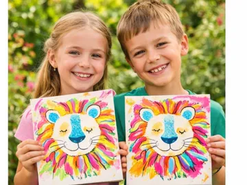 Zwei Kinder zeigen bunte Löwenbilder im Freien.