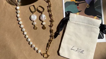 Perlenschmuck-Set mit Leinensäckchen.