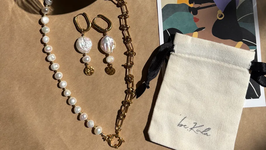 Perlenschmuck-Set mit Leinensäckchen.