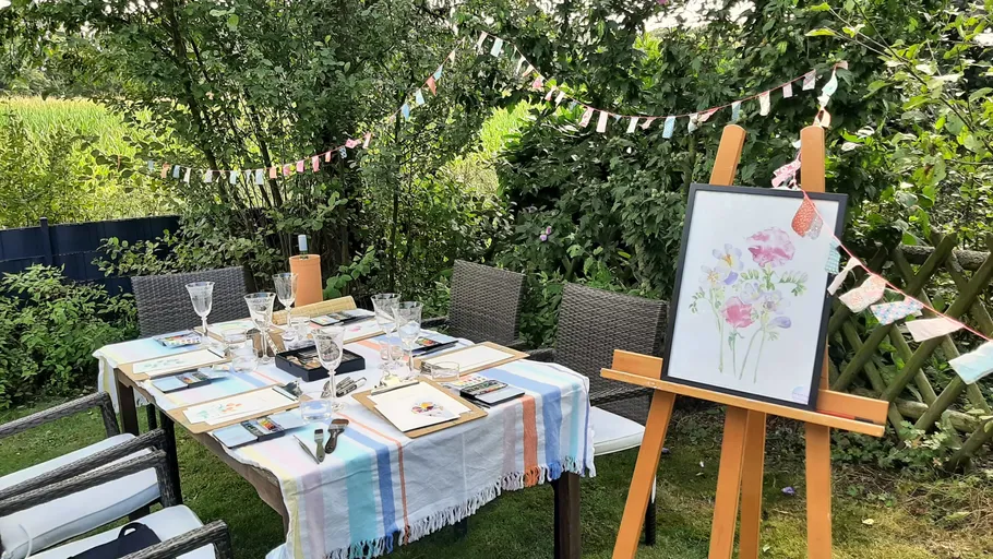 Gedeckter Tisch im Freien zum Malen und Trinken.