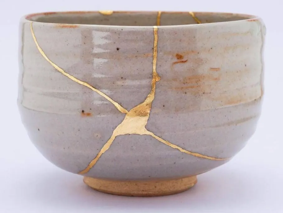 Keramikschale mit Gold im Kintsugi-Stil repariert.