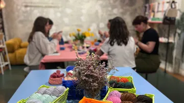 Menschen basteln bei einem bunten Garnworkshop.