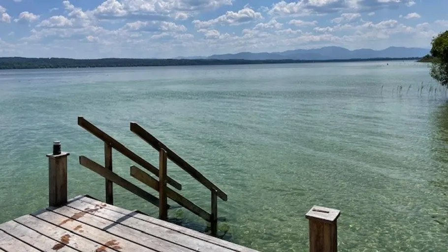 Holzsteg und Stufen ins klare Seewasser.