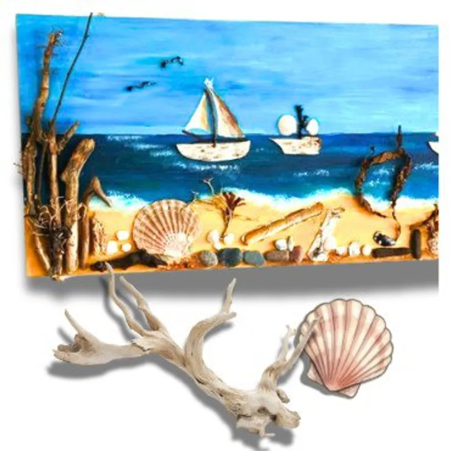 Stranddiorama mit Segelbooten und Muscheln.