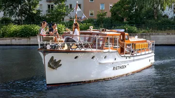 Gruppe genießt auf einem Boot im Kanal.