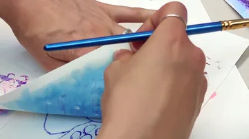 Hand bemalt Papier mit blauem Pinsel.