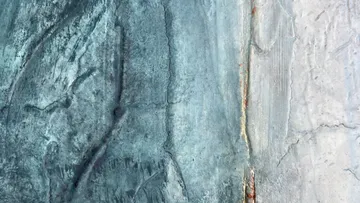 Nahaufnahme von strukturiertem, verwittertem Beton.