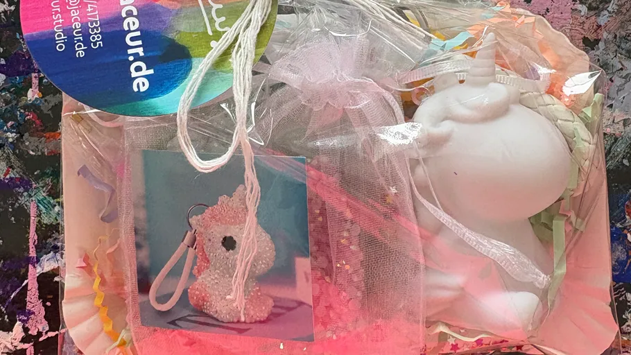 Einhornspielzeug und Zubehör in bunter Verpackung.