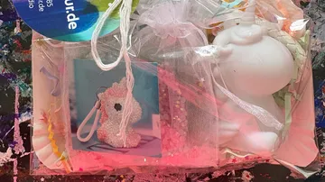 Einhorn-Spielzeug und Zubehör in einer transparenten Tüte.