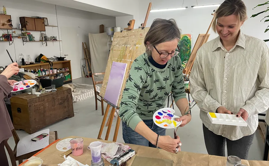 Zwei Frauen malen im Kunststudio.