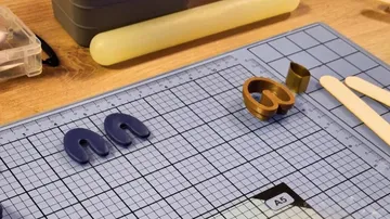 Bastelmaterialien auf Schneidematte