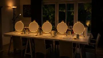 Malutensilien mit beleuchteten Staffeleien im Esszimmer.