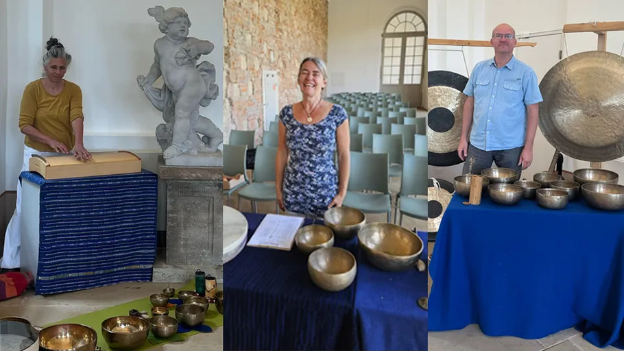Personen mit Musikinstrumenten im Workshop-Setting.