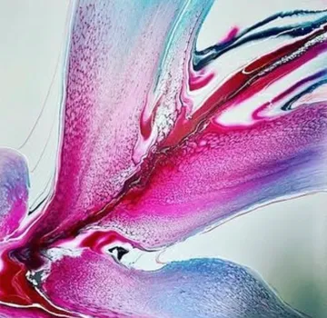 Abstrakte Kunst mit fließenden rosa und blauen Farben.