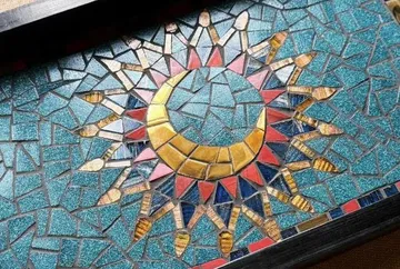 Buntes Mosaik mit Halbmond- und Sonnendesign.