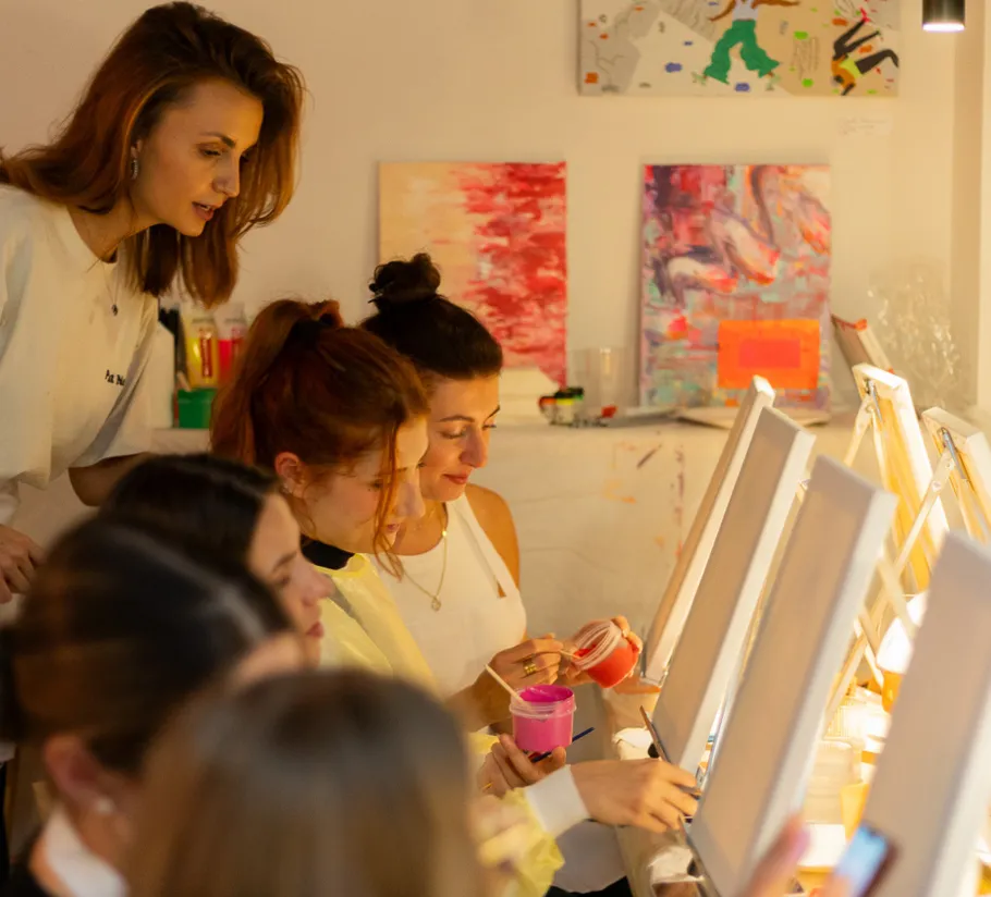 Frauen malen in einem Kreativ-Workshop.
