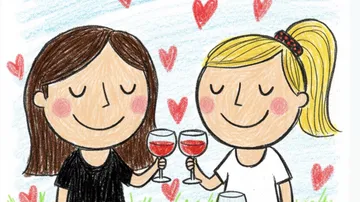 Zwei Frauen stoßen mit Weingläsern an, Herzen im Hintergrund.