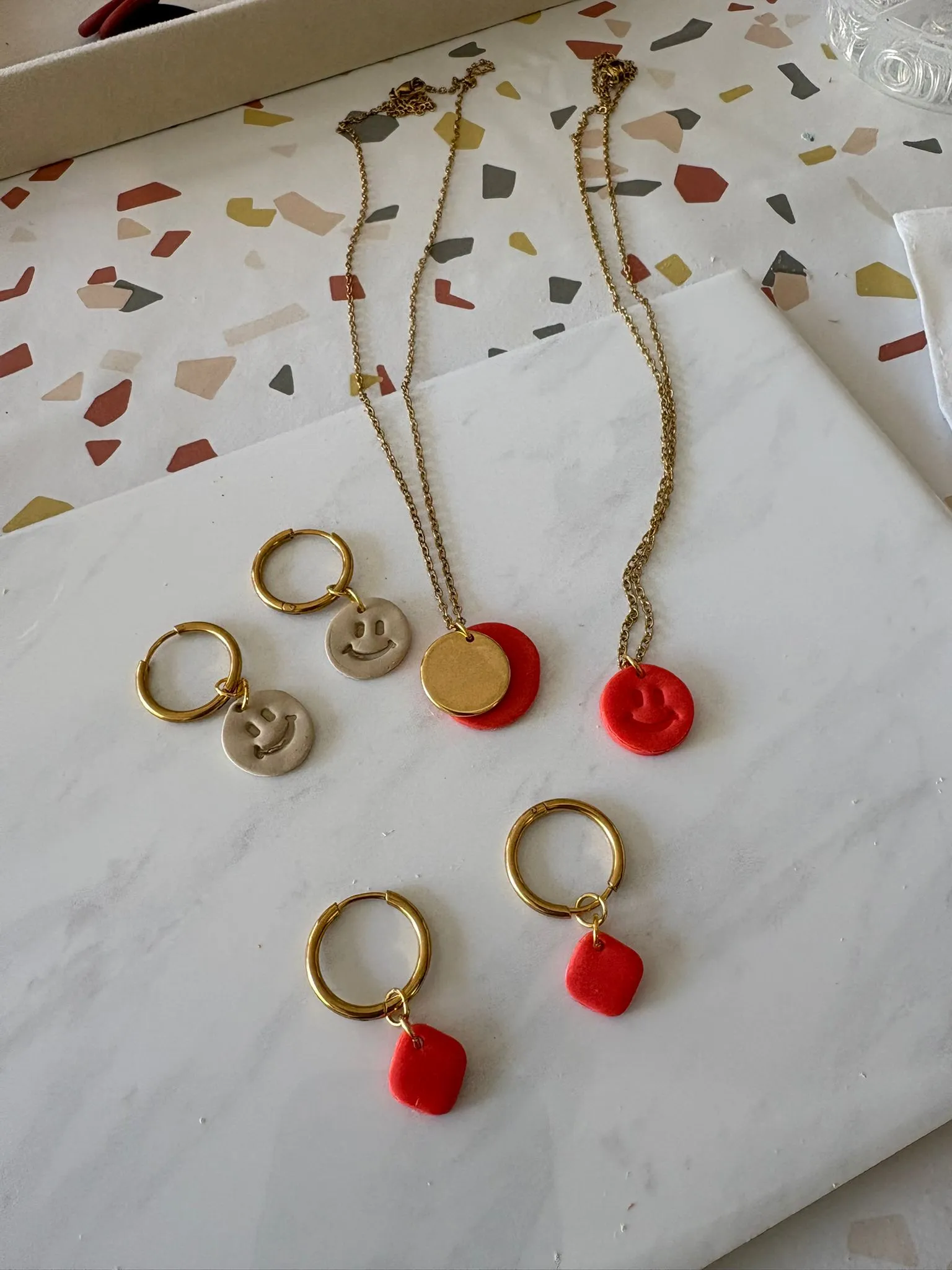 Schmuck mit Smileys auf buntem Hintergrund.