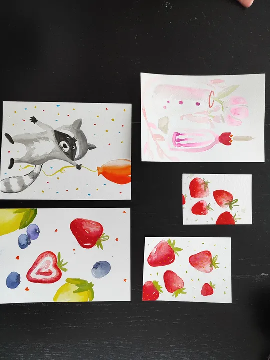 Fünf Aquarelle: Waschbär, Erdbeeren und Obst.