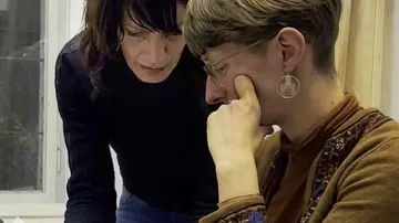 Zwei Personen diskutieren im Büro.
