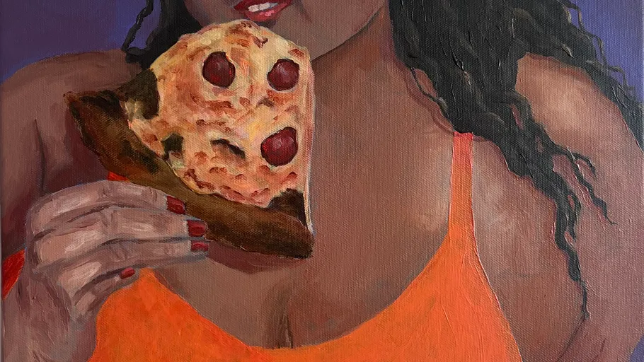 Frau hält Pizzastück, orange Oberteil, lila Hintergrund.