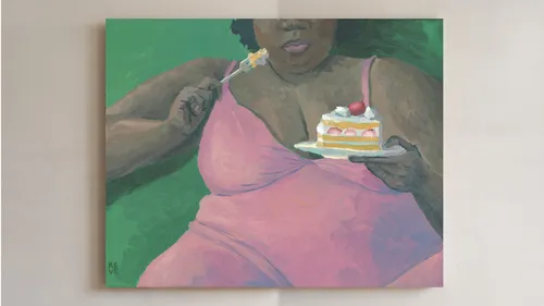 Frau im rosa Kleid isst Kuchen, grüner Hintergrund.