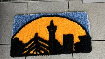 Fußmatte mit Skyline-Design draußen.