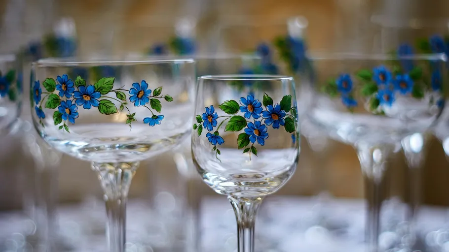 Dekorative Gläser mit blauen Blumen, Tischgedeck.