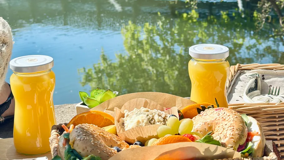Picknick am Wasser mit Saft.