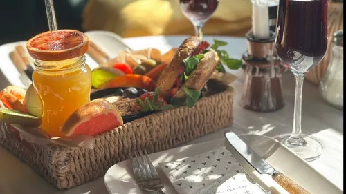 Frühstücksauswahl mit Saft auf Tisch.