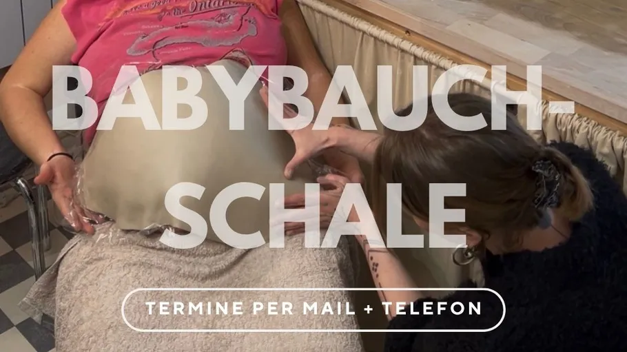 Schwangerenbauchabdruck wird von Frau gemacht.